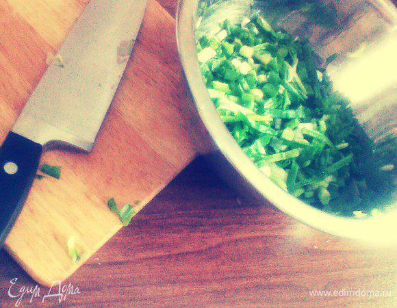 Зеленый лук нарезать мелко.