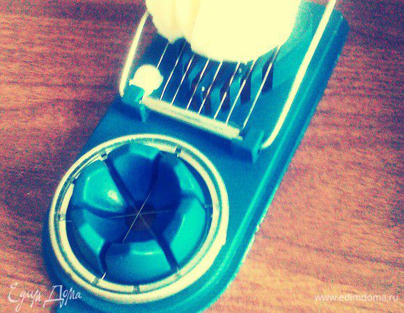 Яйца сварить. Мелко нарезать.