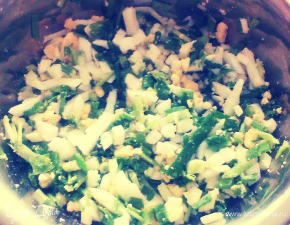 В миске смешать яйца, лук, соль.