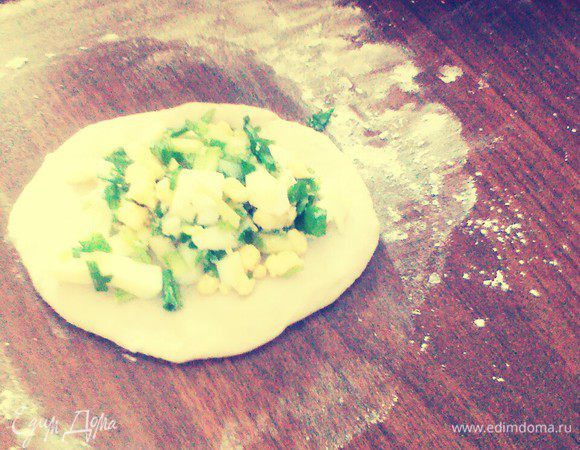 Тесто раскатать, положить на него начинку.