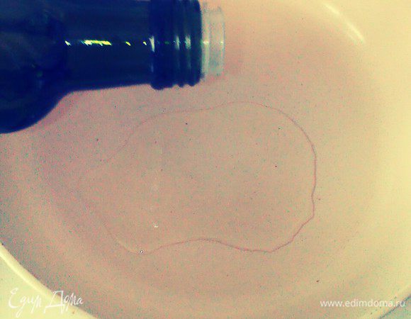 На сковороде разогреть масло.