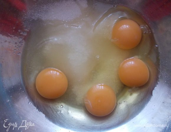 Для приготовления бисквита, высыпать сахар и вбить яйца в миску.
