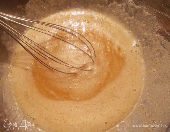 Поставить миску на водяную баню и на медленном огне взбивать венчиком, до тех пор, пока не растворится сахар.