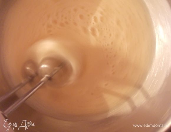 Снять с огня и продолжать взбивать миксером, на больших оборотах. 