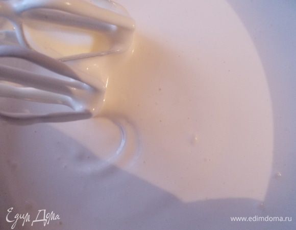 Взбивать минут 8-10, до тех пор, пока не получится густая и белая масса. Когда провести по ней пальцем, должен остаться желобок, который не исчезнет сразу. Это значит, что масса взбита как следует.