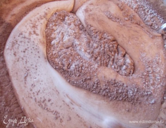 Затем просеять муку, какао и добавлять постепенно к яйцам. Добавить разрыхлитель и аккуратно ложкой вмешиваем.