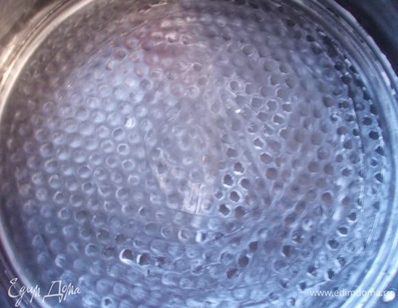 Форму 23 см, смазываем маслом.Разогреваем духовку до 200С. 