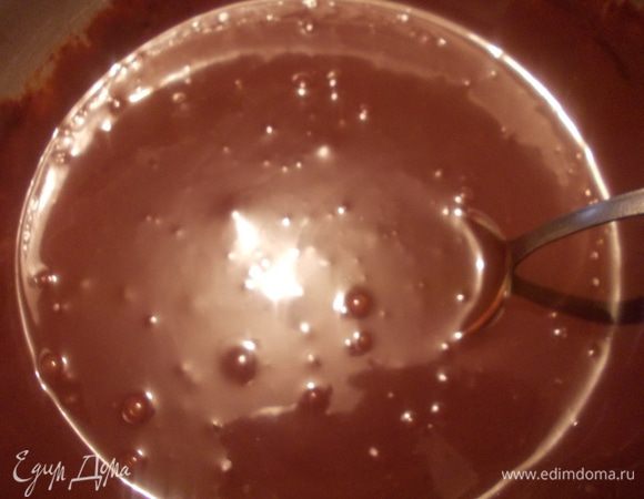 Для приготовления крема, в миску поломать шоколад, добавить сливочное масло и влить молоко. Поставить на водяную баню, пока не растворится шоколад. Внять с огня, перемешать и добавить сгущенку. Получится очень вкусный крем.