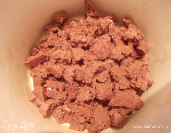 Приготовим начинку из кусочков бисквита. Просто поломать их руками на маленькие кусочки.