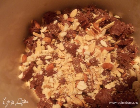 Порезать их ножом и добавить к кусочкам бисквита.