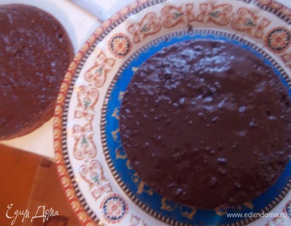 Крем разделить на три части. Одну часть вылить в начинку, а остальные две распределить по двум коржам. 