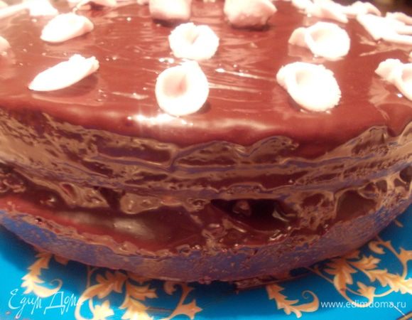 Для приготовления глазури, смешать все ингредиенты и поставить на медленный огонь постоянно помешивая. Подождать пока сахар растворится и снять с огня. Когда немного остынет, залить глазурью торт. 