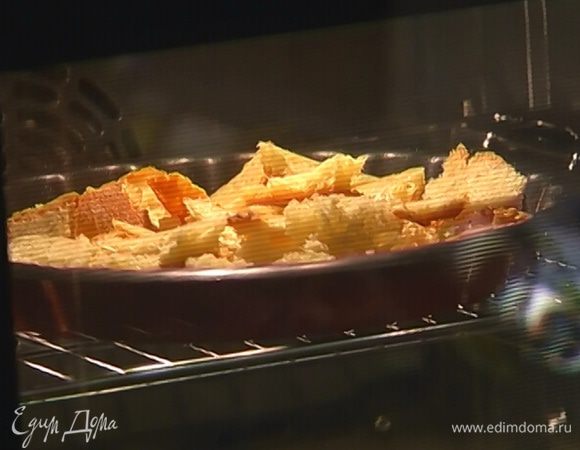 Выложить хлеб на противень и подсушивать несколько минут в разогретой духовке.