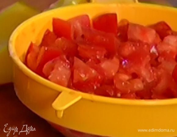 Помидоры мелко порезать и выложить в дуршлаг, чтобы стекла лишняя жидкость (сок помидоров сохранить!).