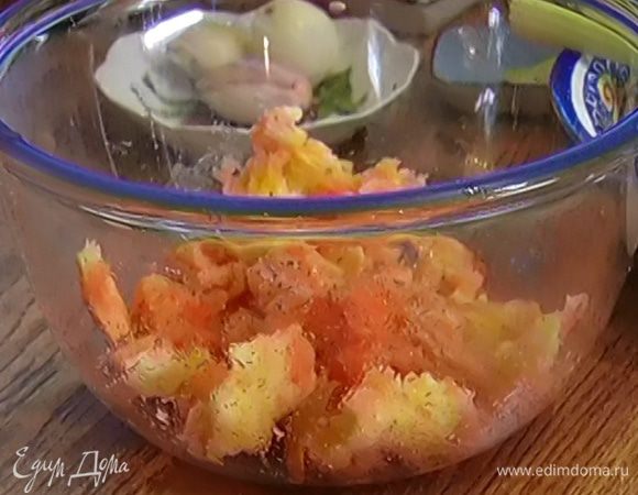 Подсушенный хлеб полить соком помидоров, сбрызнуть 1 ст. ложкой оливкового масла, посолить, поперчить и оставить на некоторое время, чтобы хлеб пропитался.