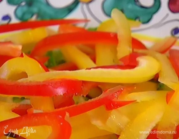 Сладкий перец, удалив семена, нарезать тонкими полосками.