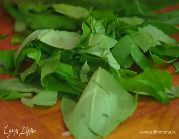Базилик мелко порубить.