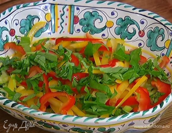 В глубокое блюдо выложить сельдерей, огурцы, сладкий перец и часть базилика, сбрызнуть оставшимся оливковым маслом, посолить, поперчить и перемешать.