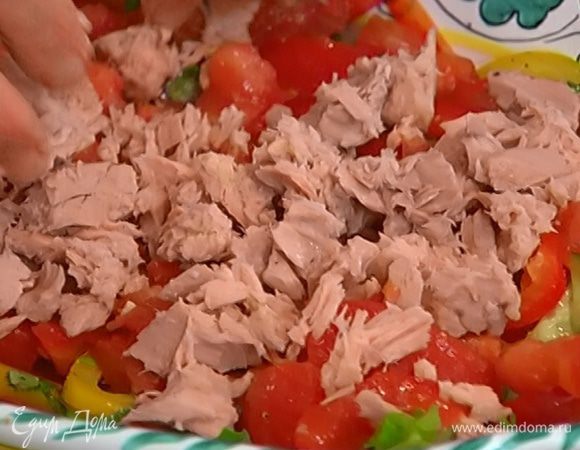 Тунец разобрать на мелкие кусочки.