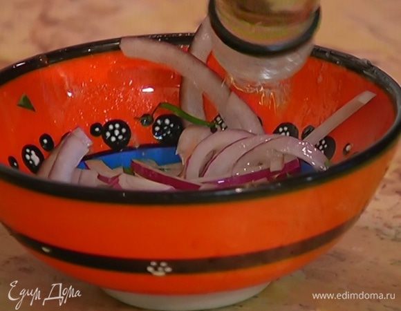 Залить лук уксусом, перемешать, затем уксус слить.