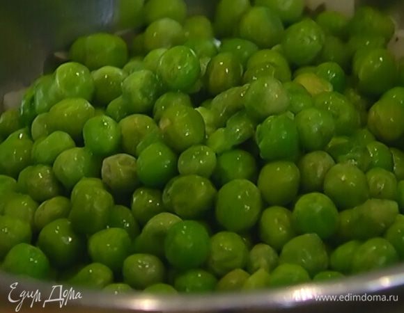 Зеленый горошек предварительно разморозить.