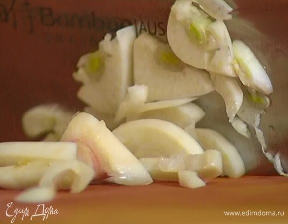 Чеснок почистить, раздавить плоской стороной ножа и мелко нарезать.