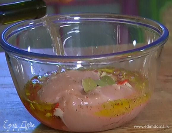 Куриное мясо посолить, поперчить, добавить чили, лавровые листья, чеснок, влить уксус, оливковое масло Extra Virgin и вино, все перемешать и оставить мариноваться на 30 минут.