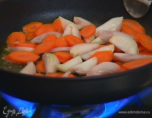 Разогреть в тяжелой сковороде со съемной ручкой 1 ст. ложку оливкового масла и обжарить лук и морковь до золотистого цвета.