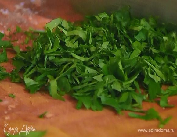Петрушку порубить и добавить к овощам.