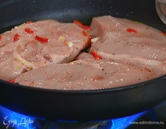 В сковороду, где жарились овощи, влить оставшееся оливковое масло, выложить куриные грудки (маринад сохранить!) и обжарить на сильном огне со всех сторон до золотистой корочки.