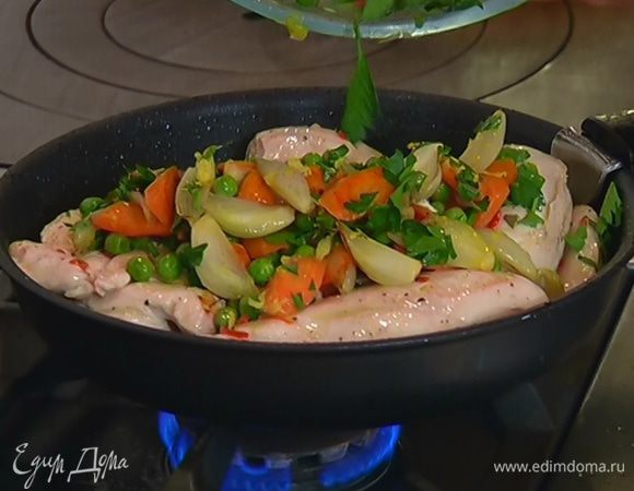 Морковь с горошком выложить в сковороду на цыпленка, равномерно распределить, влить оставшийся от курицы маринад, посолить, поперчить и довести соус до кипения.