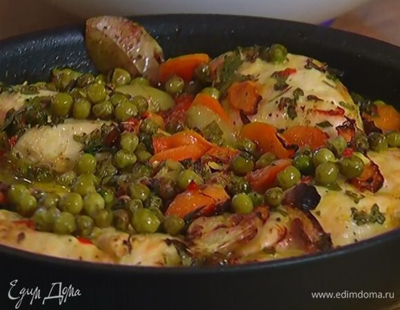 Поставить сковороду на 15 минут в разогретую духовку, затем понизить температуру до 160°С, полить курицу замоченным шафраном и запекать еще 10 минут, периодически поливая соусом.