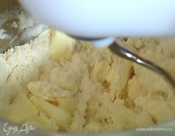 300 г муки, сахар, яйца, ванильный экстракт и морскую соль соединить в чаше комбайна и вымешать насадкой для теста. 