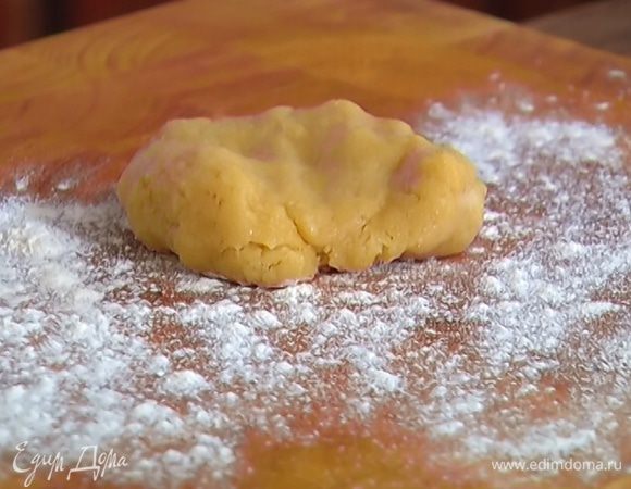 Рабочую поверхность посыпать оставшейся мукой.