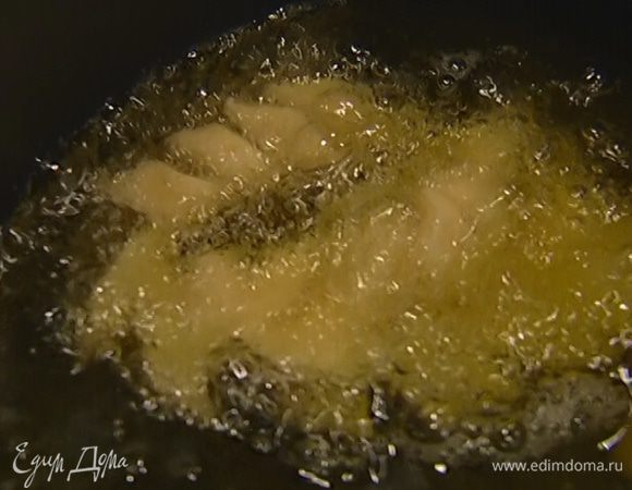 Разогреть растительное масло для фритюра и порциями пожарить в нем хворост.