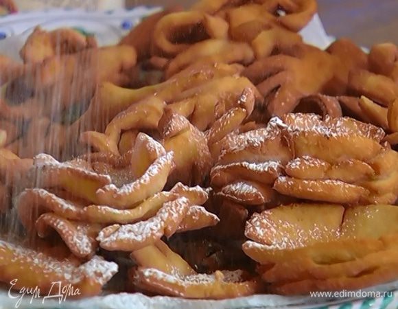 Готовый хворост выкладывать на бумажное полотенце, чтобы убрать излишки жира, затем присыпать сахарной пудрой.