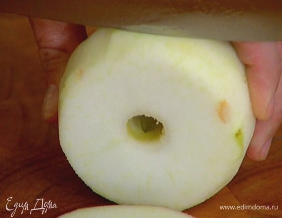 Яблоко почистить, не разрезая удалить сердцевину и нарезать кольцами толщиной 5 мм.