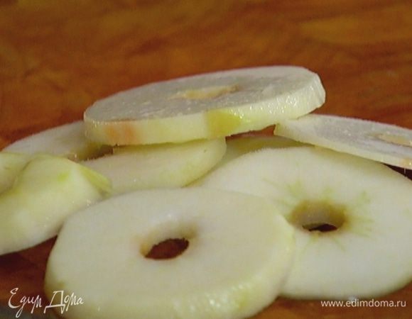 Из половинки лимона выжать сок и сбрызнуть яблочные кольца, чтобы они не потемнели.