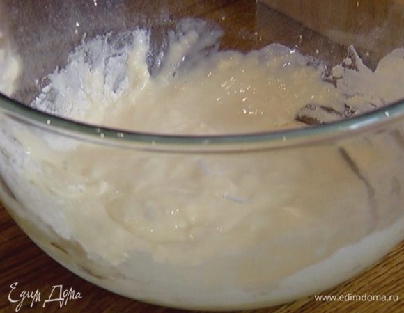 Приготовить кляр: соединить муку, крахмал, яйцо и разрыхлитель, влить 60 мл ледяной воды и вымешать кляр. Если нужно, добавить еще немного ледяной воды.