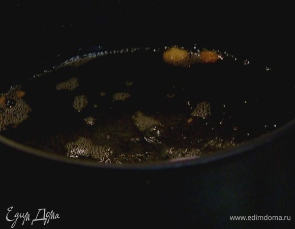 Разогреть в небольшой кастрюле оливковое масло.