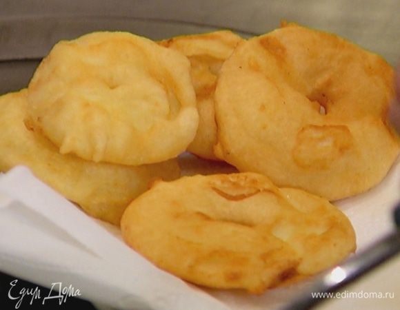 Обжаренные яблоки выложить на бумажное полотенце, чтобы убрать излишки жира.