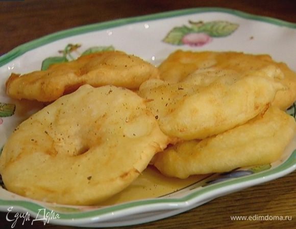 Посыпать яблоки мускатным орехом и подавать со сметаной.