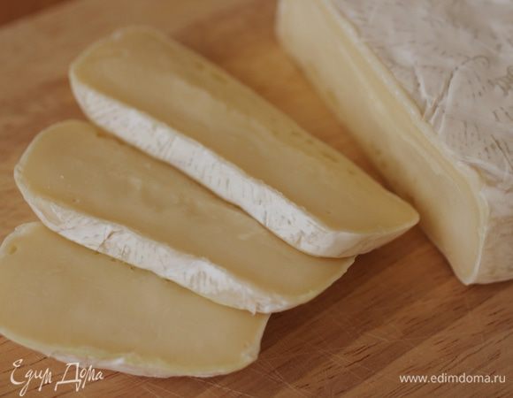Сыр нарезать пластиками, а потом брусочками.