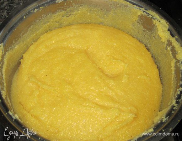 Полента: В кипящую воду тоненькой струйкой   всыпать кукурузную муку и варить, постоянно помешивая в одном направлении деревянной ложкой, согласно инструкции на упаковке ( у меня 8 минут). Посолить, добавить мускатный орех. 