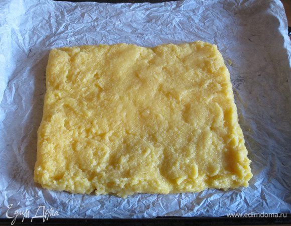 Выложить на противень с пергаментом (пергамент предварительно намочить и отжать) и разровнять. Остывшую поленту разрезать на прямоугольники и поставить в духовку под гриль  180°C на 4-5 минут. 