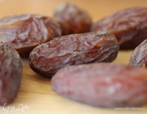 Финики помыть и обсушить...