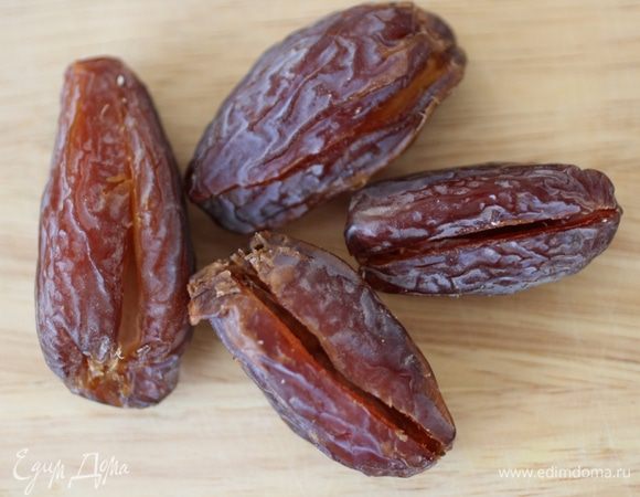 Острым ножом сделать небольшой продольный надрез и удалить косточку.