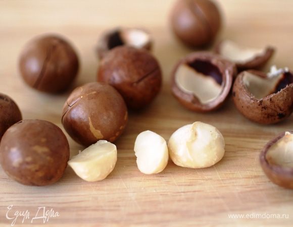 Орехи очистить и разрезать на 2 части