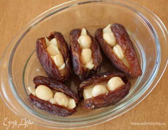 Наполнить финики сыром, сверху положить орехи, посыпать тимьяном.