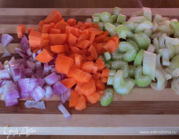 Мясное рагу: Веточки розмарина и шалфея связать кухонным шпагатом. Нарезать лук, морковь и сельдерей.